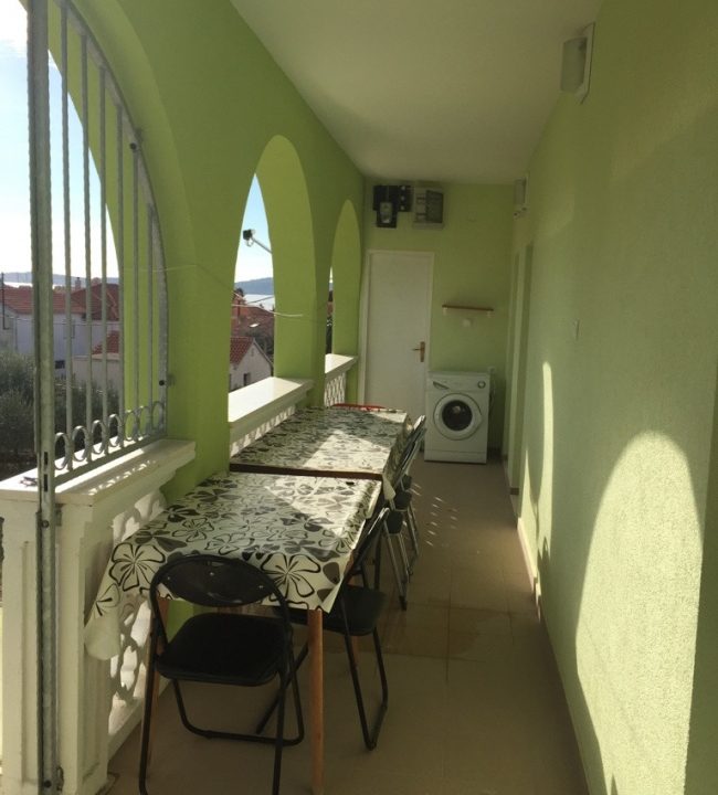 Balkon mit Waschmaschine; Meersicht