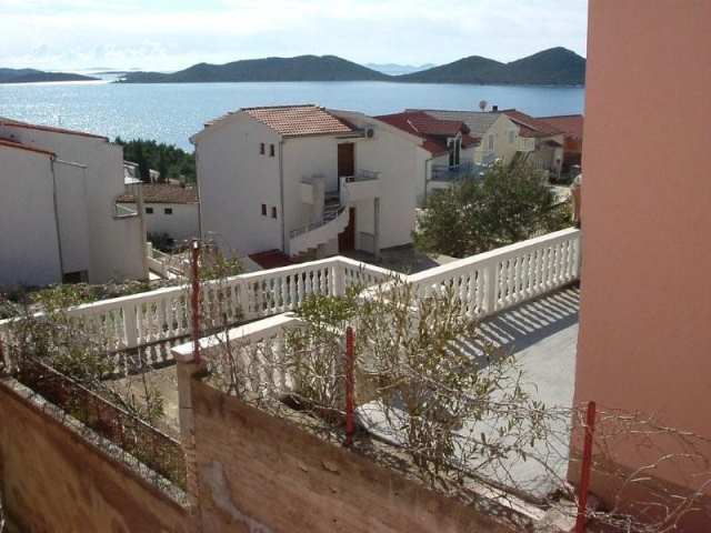 Zweifamilienhaus in Hanglage mit sehr guter Meersicht in bevorzugter