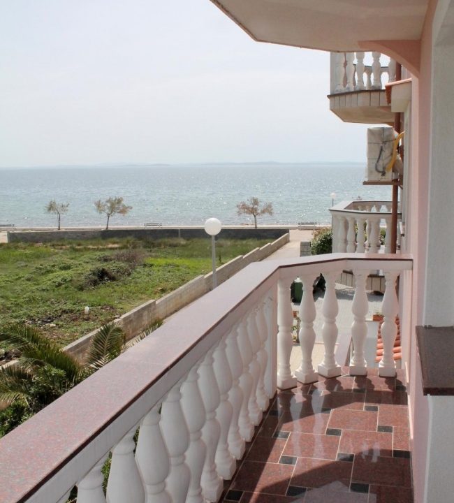 Balkone und Meersicht seitlich