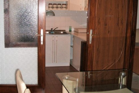 Wohnzimmer mit Zugang zur Küche