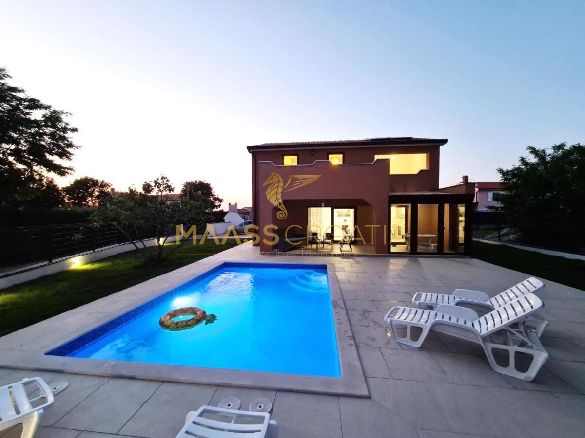 Moderne, neue Villa mit Pool in der Nähe von Porec