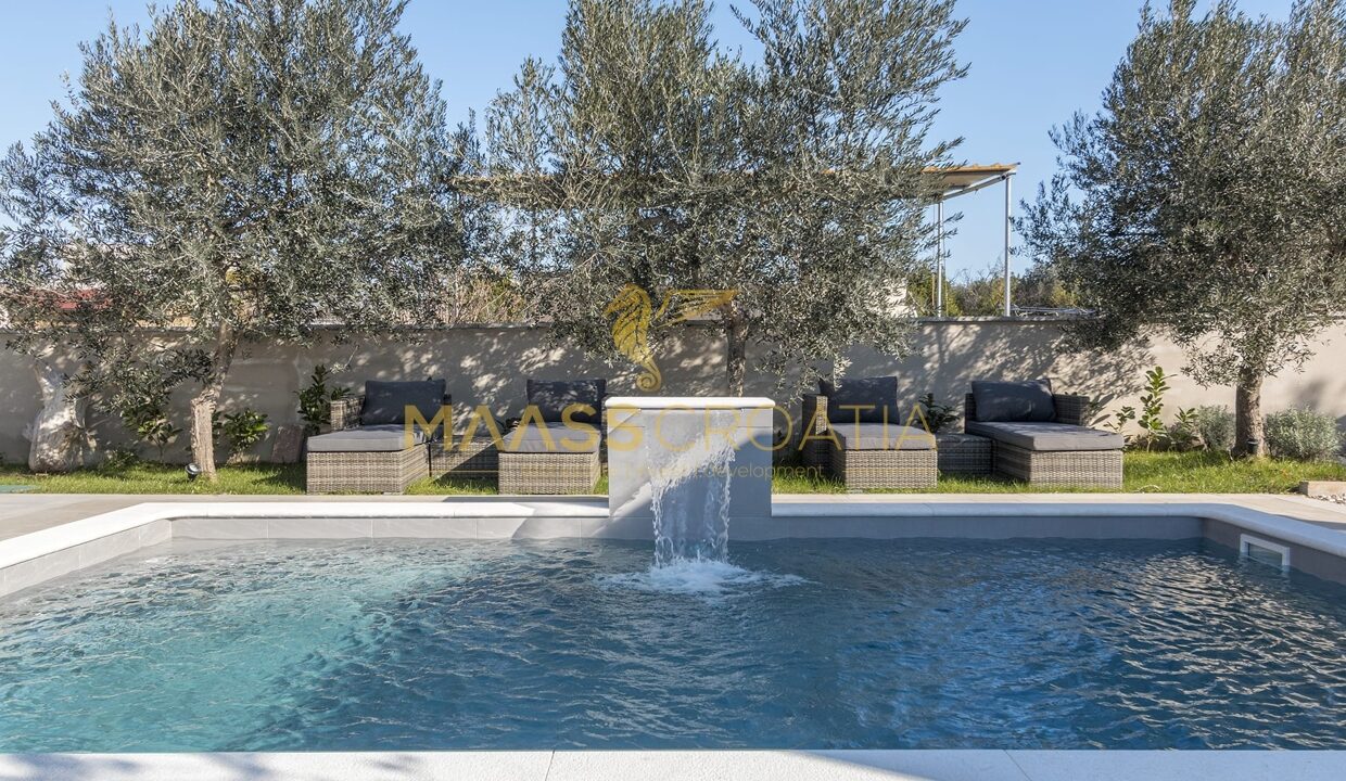 villa-m-premantura-side-of-the-pool