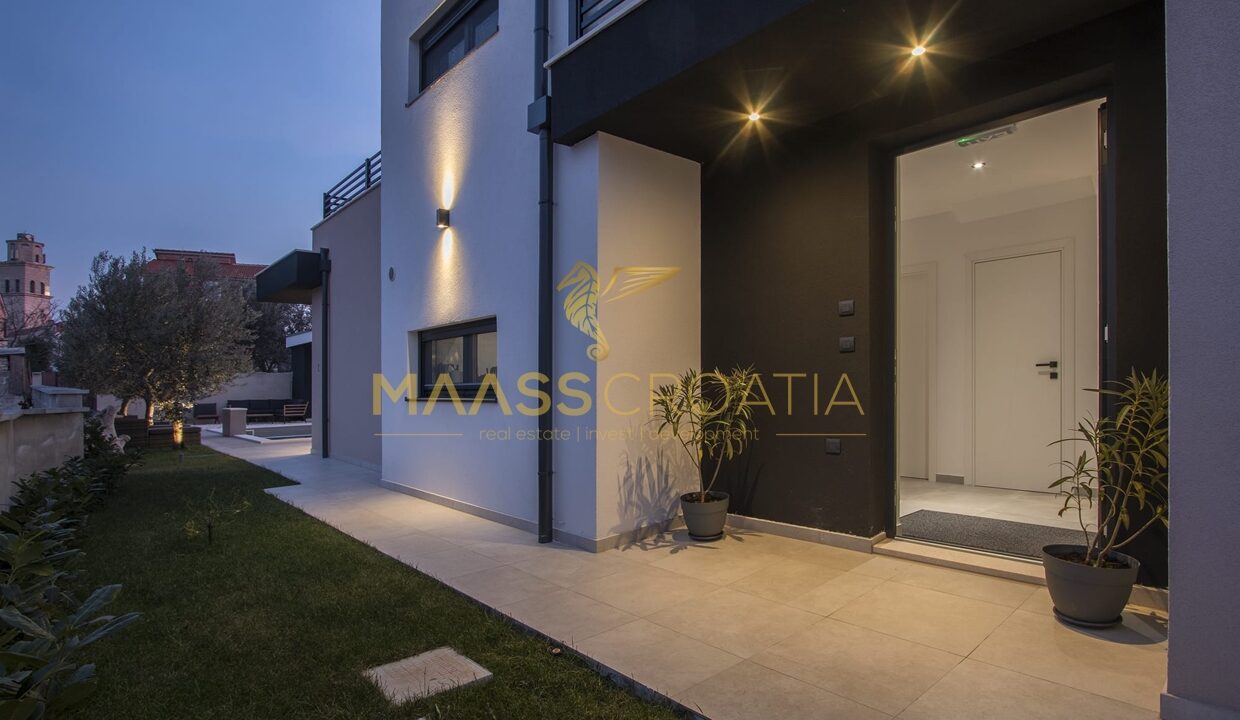 villa-m-premantura-entrance-night