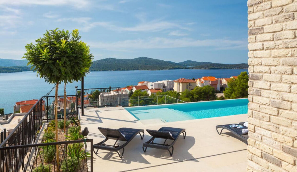 Neue moderne Villa mit Meerblick in der Nähe von Šibenik