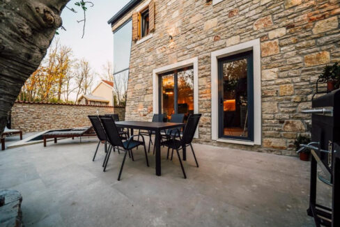 Neue moderne Villa aus Stein in der Region Zadar