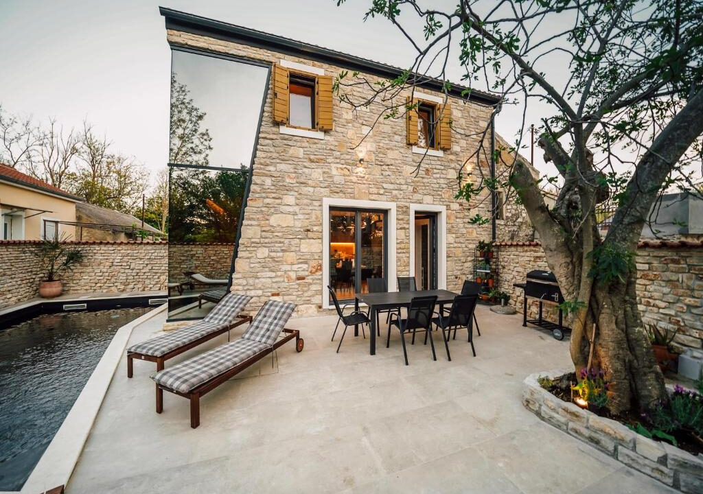 Neue moderne Villa aus Stein in der Region Zadar