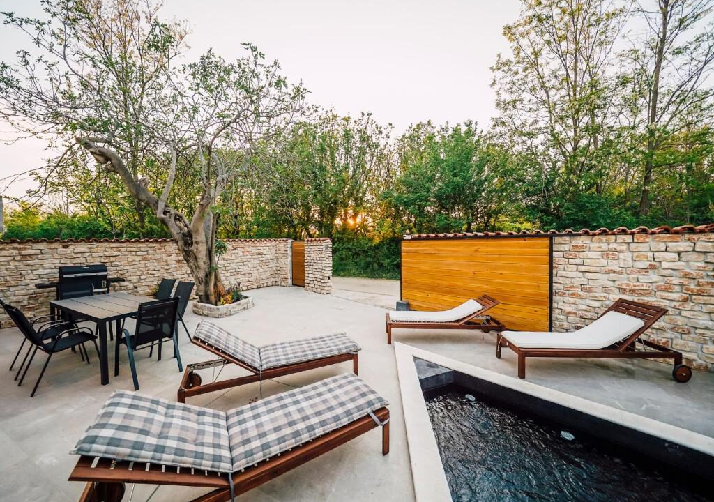 Neue moderne Villa aus Stein in der Region Zadar