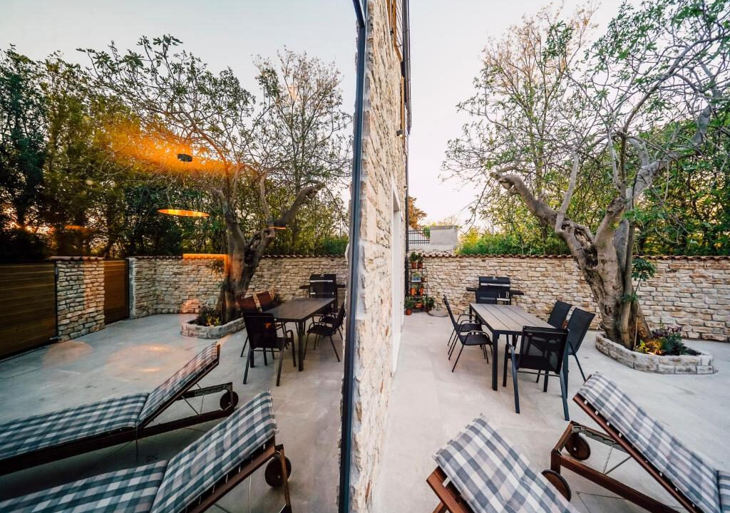 Neue moderne Villa aus Stein in der Region Zadar