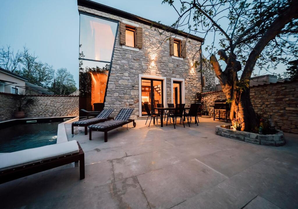 Neue moderne Villa aus Stein in der Region Zadar