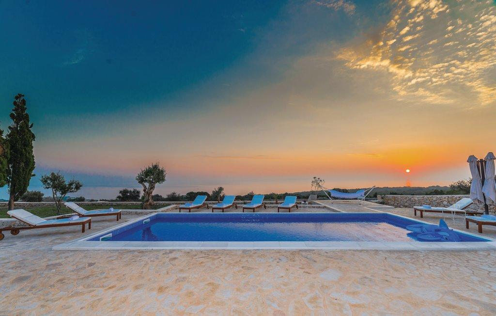 Weißes Steinjuwel in Novalja – Insel Pag