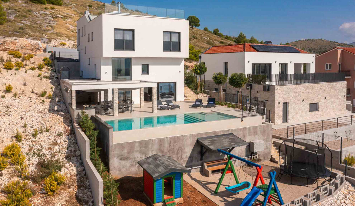 Neue moderne Villa mit Meerblick in der Nähe von Šibenik