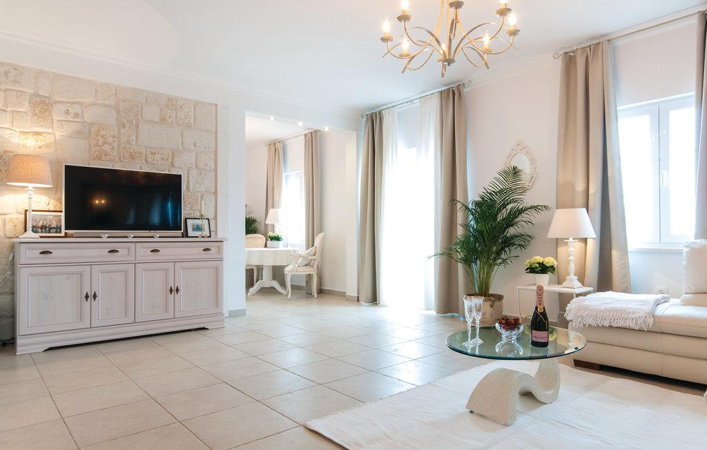 Weißes Steinjuwel in Novalja – Insel Pag