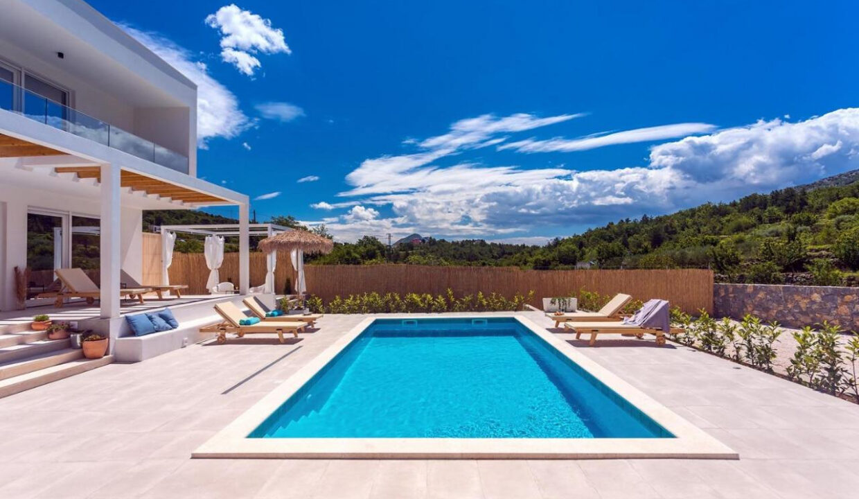 Wunderschöne weiße Villa bei Omis