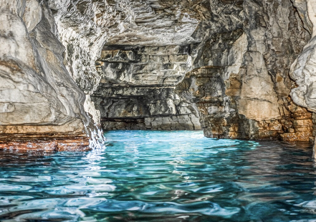 Erstaunliche handgefertigte Steinvilla auf der Insel Sipan