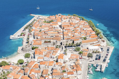 Erstaunliche handgefertigte Steinvilla auf der Insel Sipan