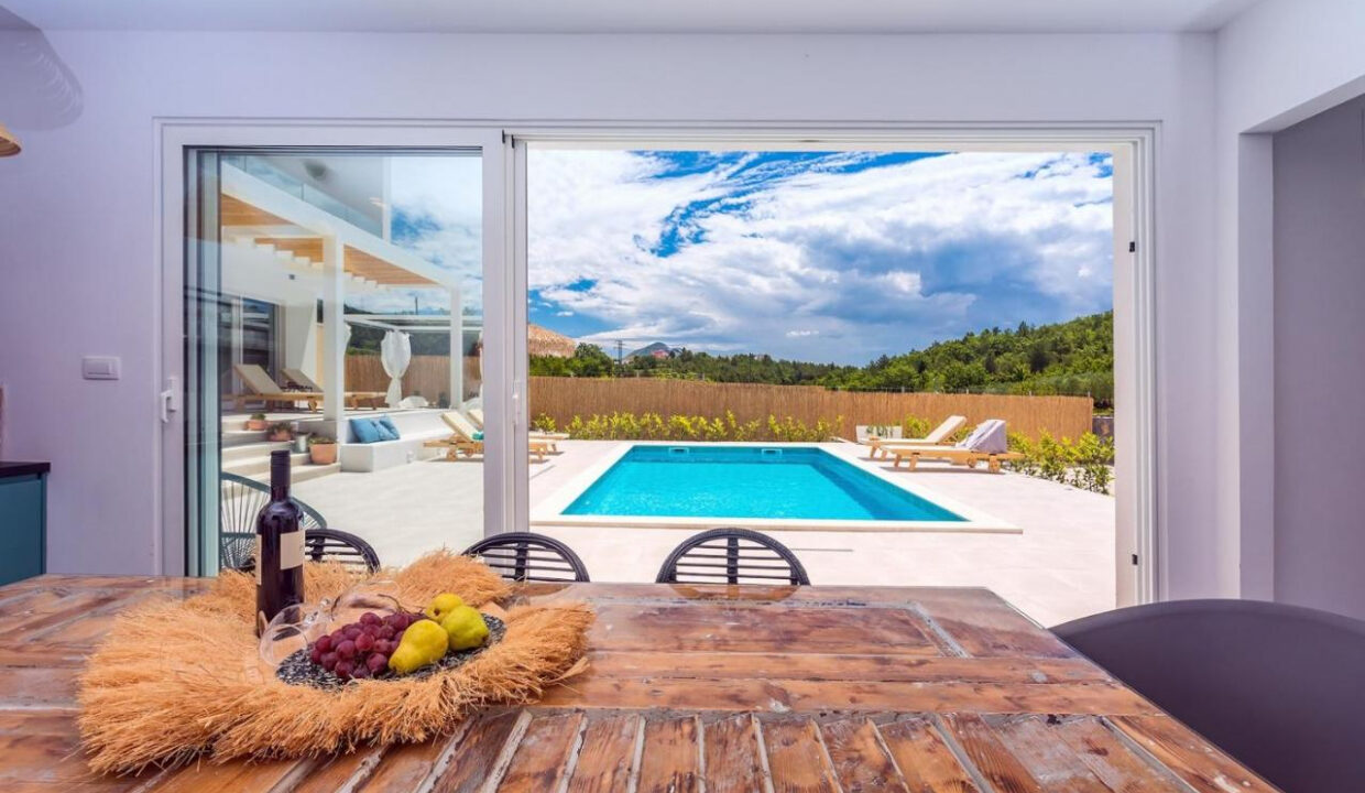 Wunderschöne weiße Villa bei Omis