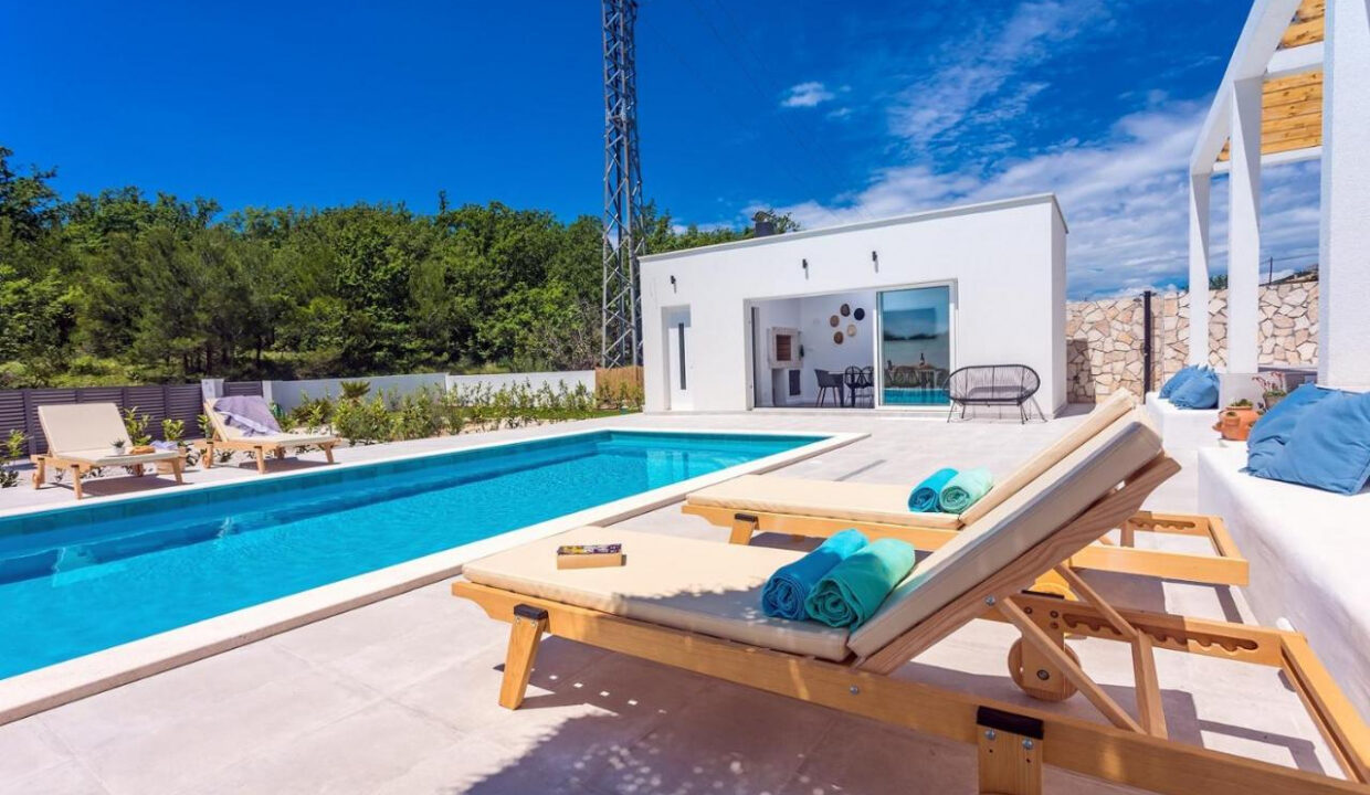 Wunderschöne weiße Villa bei Omis