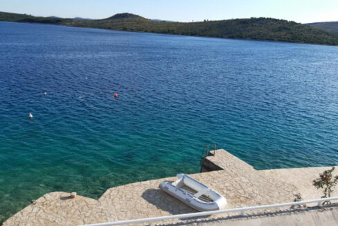 Haus am Meer in der Nähe von Šibenik