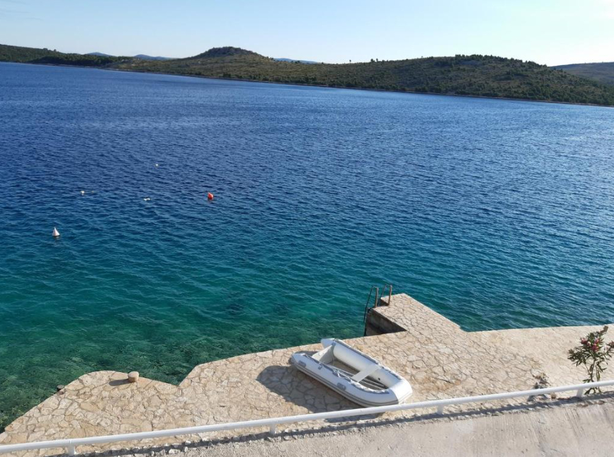 Haus am Meer in der Nähe von Šibenik