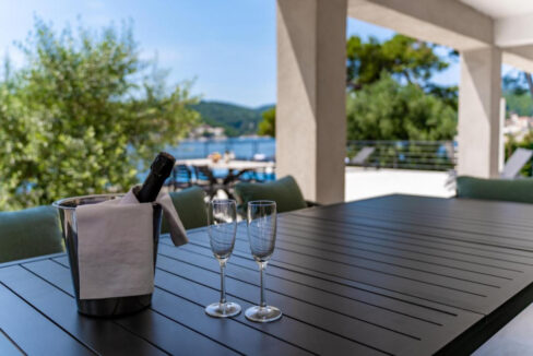 Villa aus Stein direkt am Meer auf der Insel Brac