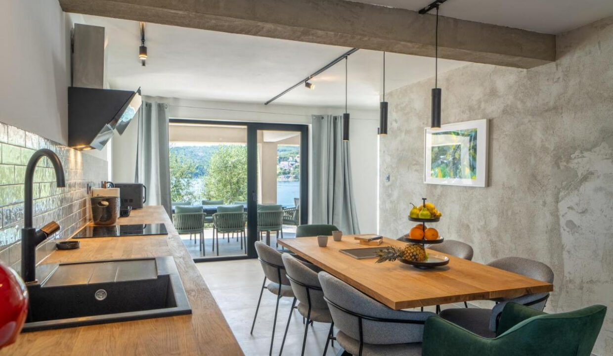 Villa aus Stein direkt am Meer auf der Insel Brac