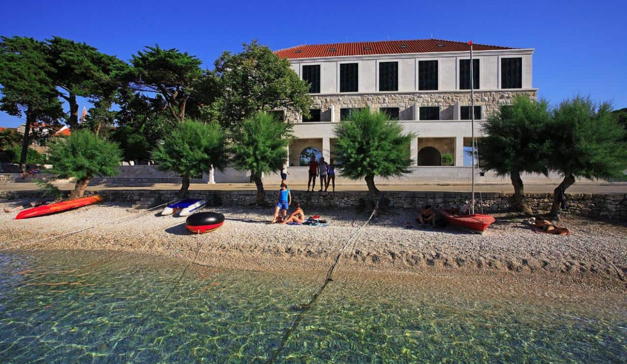 Hotel am Meer auf der Insel Bra?