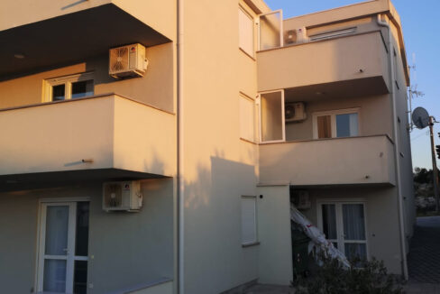 Appartementhaus mit Meerblick in Cesarica